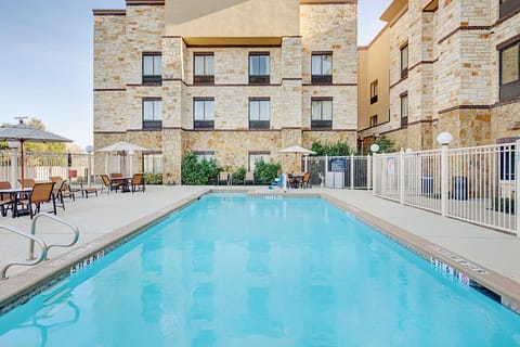 Swimming pool [outdoor]