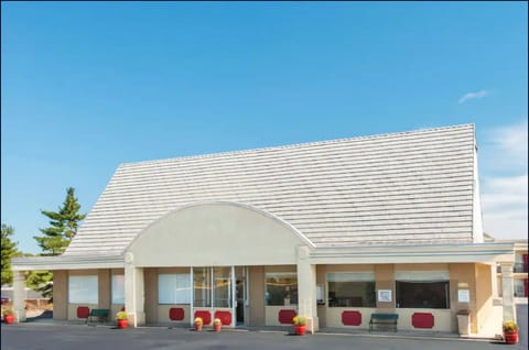 FairBridge Inn Express Frankfort Inn in Frankfort