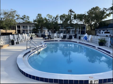 Swimming pool [outdoor]