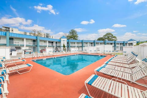 Super 8 by Wyndham Portsmouth - Norfolk Hotel in Portsmouth