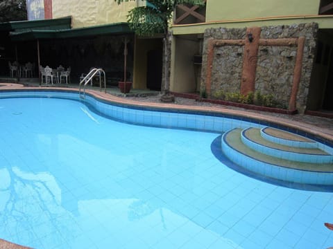 Swimming pool [outdoor]