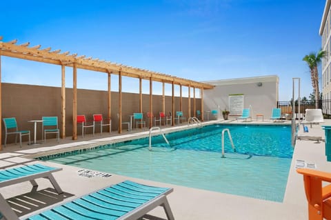 Swimming pool [outdoor]