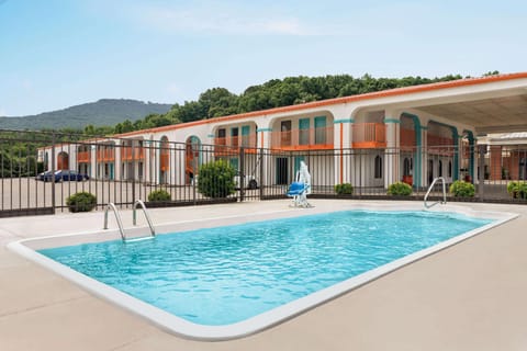 Howard Johnson by Wyndham Chattanooga Lookout Mountain I-24 Hotel in Chattanooga