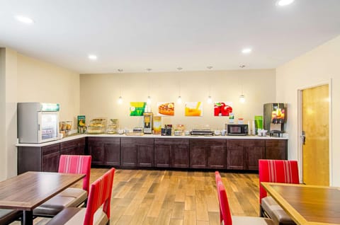 Quality Inn & Suites Near Tanger Outlet Mall Hotel in Gonzales