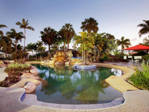 Swimming pool [outdoor]