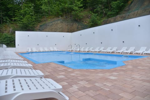 Swimming pool [outdoor]