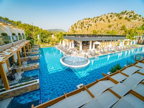 Swimming pool [outdoor]