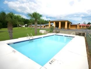 Days Inn by Wyndham DeFuniak Springs Hotel in South Walton County