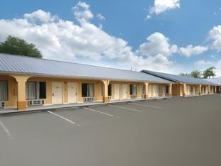 Days Inn by Wyndham DeFuniak Springs Hotel in South Walton County