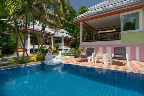 Swimming pool [outdoor]