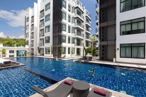Swimming pool [outdoor]