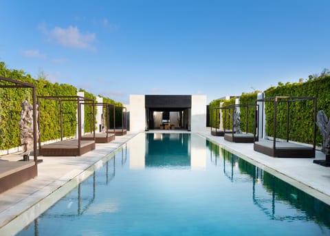 Swimming pool [outdoor]