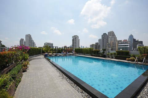 Swimming pool [outdoor]