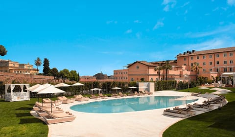 Swimming pool [outdoor]