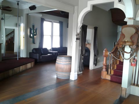 Shooters Saloon Hostel in Auckland