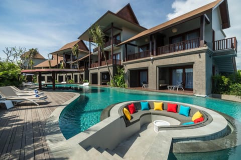 Swimming pool [outdoor]