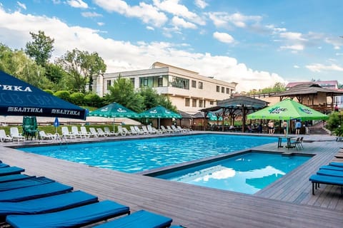 Swimming pool [outdoor]