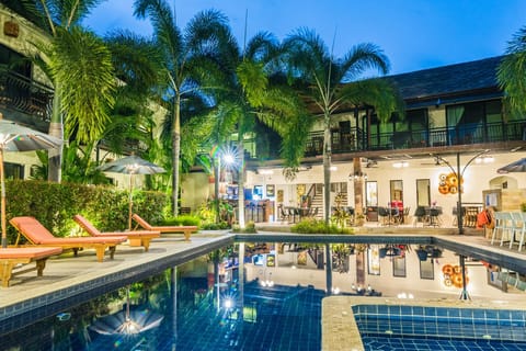 Swimming pool [outdoor]