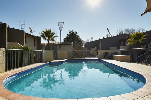 Swimming pool [outdoor]