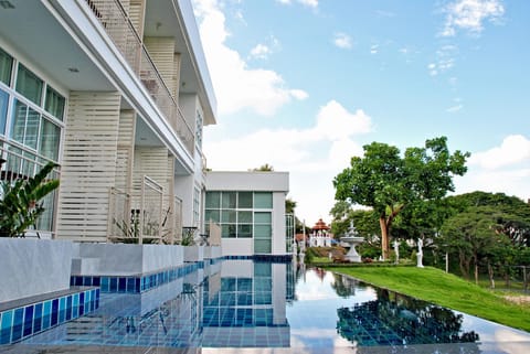 Swimming pool [outdoor]