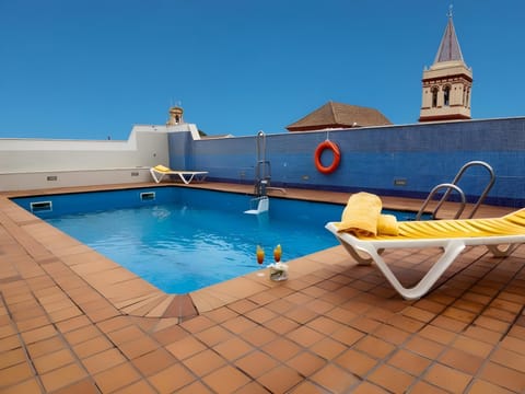 Swimming pool [outdoor]