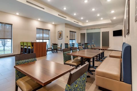 Comfort Suites Newnan Hotel in Newnan