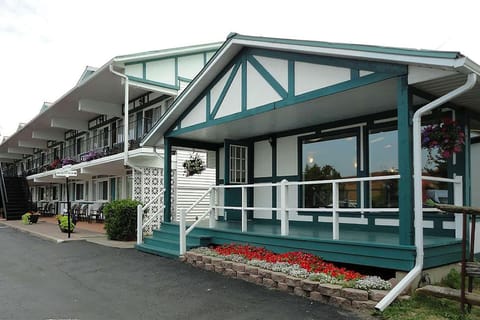 Super 8 by Wyndham Gananoque/Country Squire Resort Hotel in Gananoque