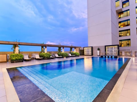 Swimming pool [outdoor]