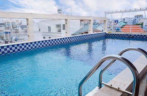 Swimming pool [outdoor]