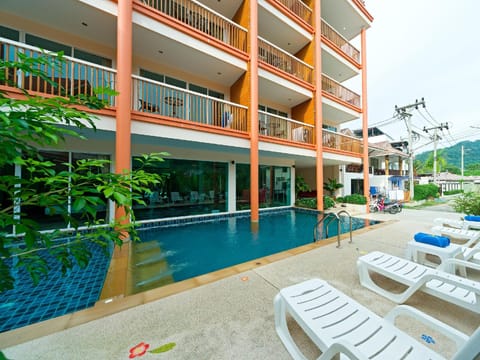 Swimming pool [outdoor]