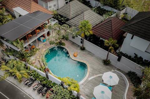 Swimming pool [outdoor]