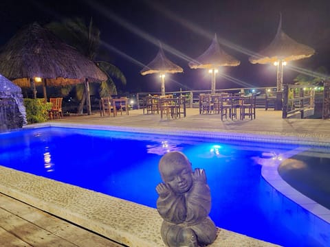 Swimming pool [outdoor]