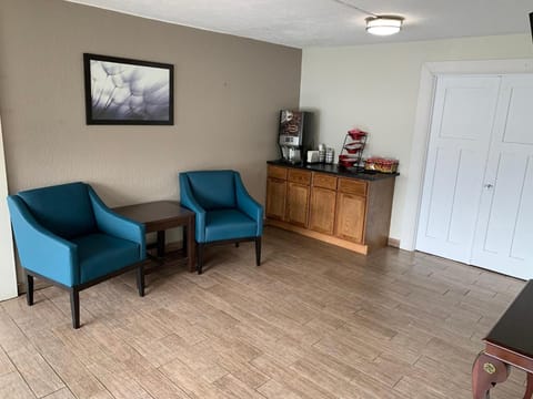 HomeTowne Studios Battle Creek Hotel in Battle Creek