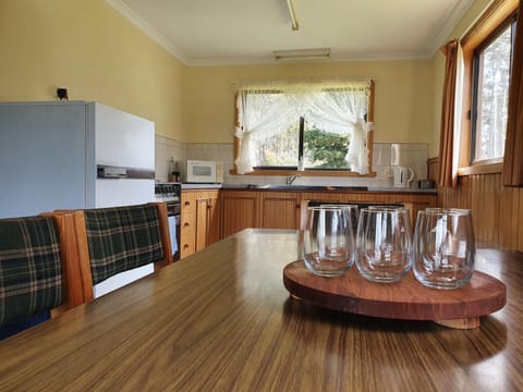 Lake Yalleena Nature Retreat Lodge in Tasmania