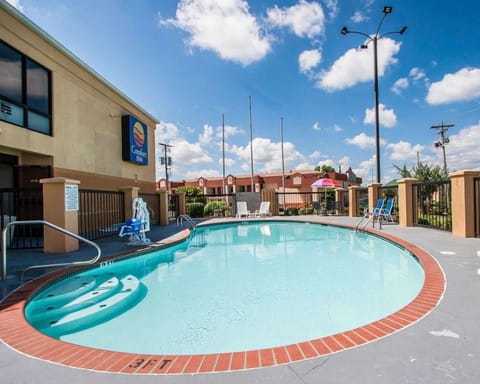 Swimming pool [outdoor]