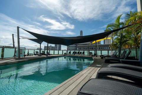 Swimming pool [outdoor]