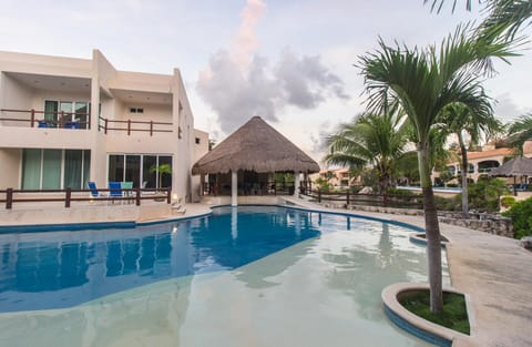 Swimming pool [outdoor]