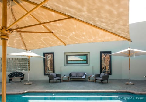 Swimming pool [outdoor]