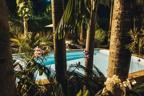 Swimming pool [outdoor]