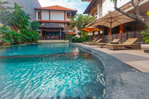 Swimming pool [outdoor]