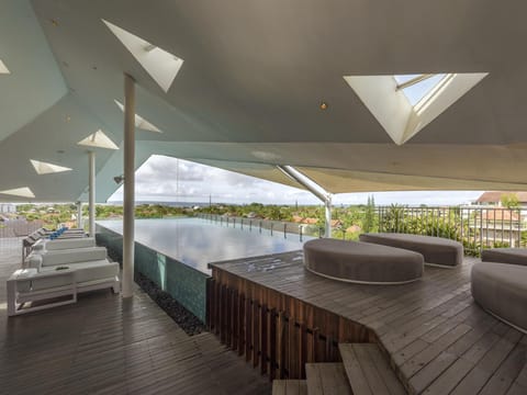 Swimming pool [outdoor]