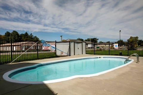 Swimming pool [outdoor]