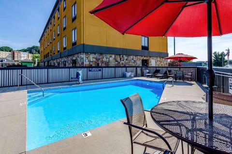 Swimming pool [outdoor]