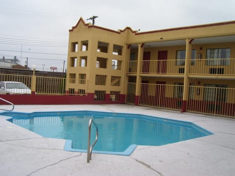 Swimming pool [outdoor]