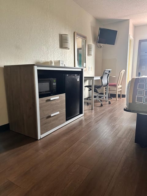 Howard Johnson by Wyndham Clarksville Tennessee Hotel in Clarksville