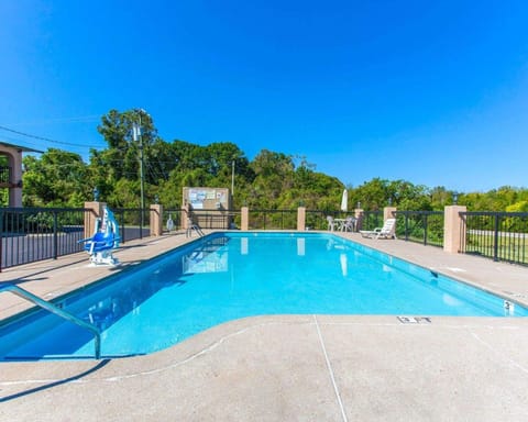 Swimming pool [outdoor]