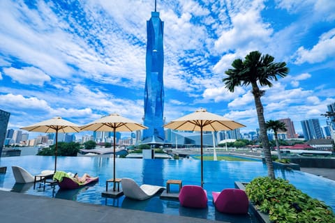 Swimming pool [outdoor]