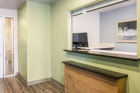 Extended Stay America Select Suites - Lakeland Hotel in Lakeland