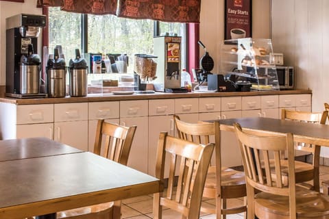 Econo Lodge Inn & Suites Lake Harmony - Pocono Mountains Area Hotel in Kidder Township