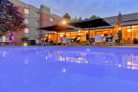 Swimming pool [outdoor]